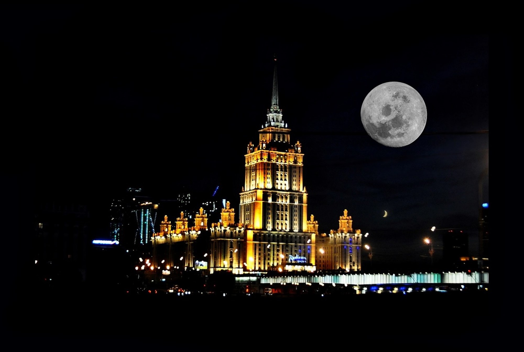 Moon russia. Суперлуние в Москве. Луна над Москвой. Ночной город Москва. Ночное небо над кремлём.